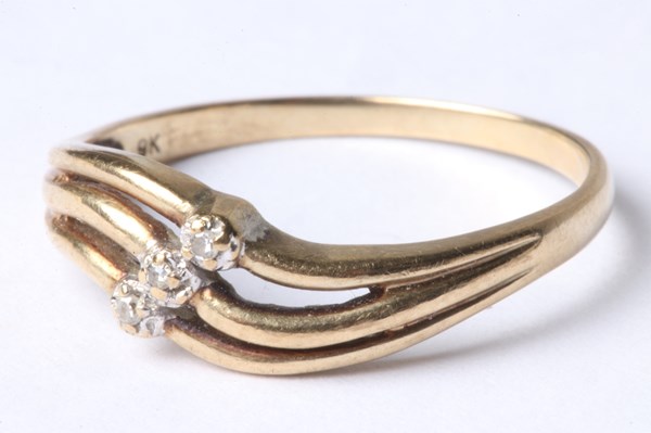 Lot 1040 - GOLD RING