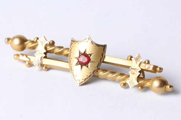 Lot 1049 - GOLD BROOCH