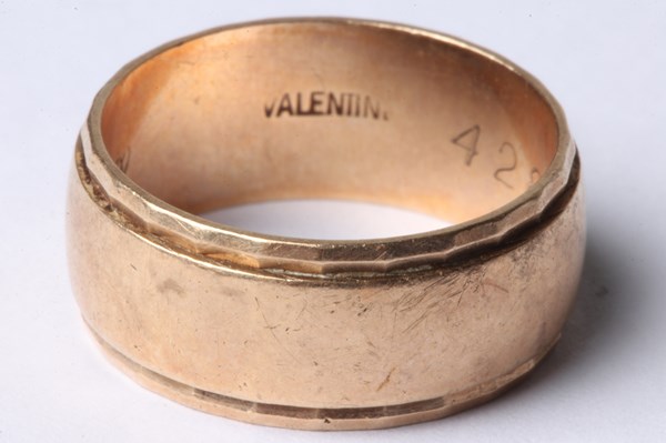 Lot 1068 - GOLD RING