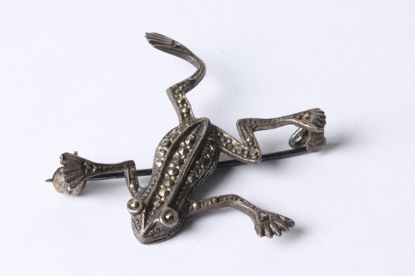 Lot 1103 - SILVER FROG BROOCH