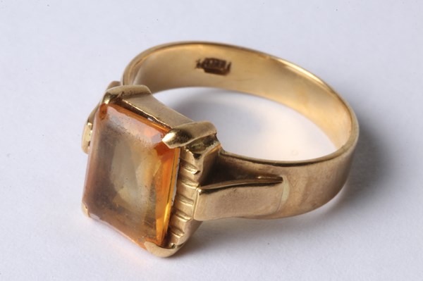 Lot 1029 - GOLD RING