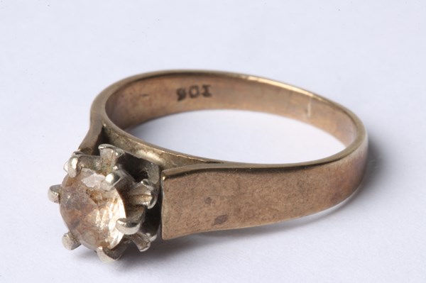 Lot 1039 - GOLD RING