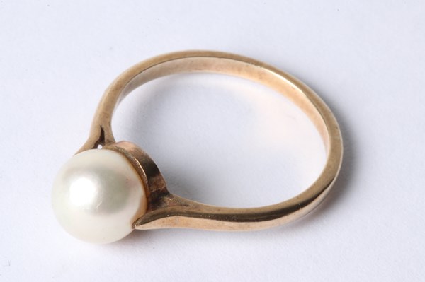 Lot 1035 - GOLD PEARL RING