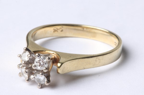 Lot 1041 - GOLD RING