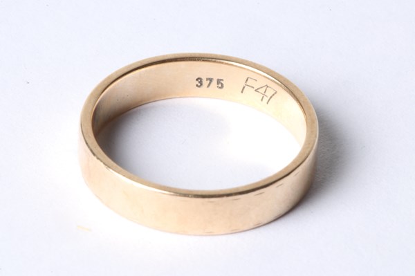 Lot 1051 - GOLD RING