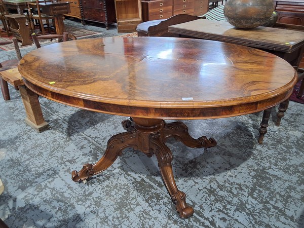 Lot 136 - LOO TABLE