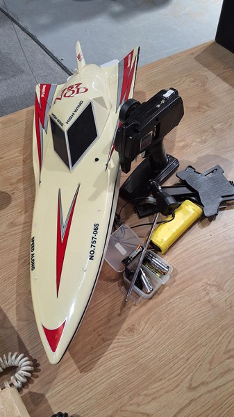 Lot 1337 - REMOTE CONTROL BOAT