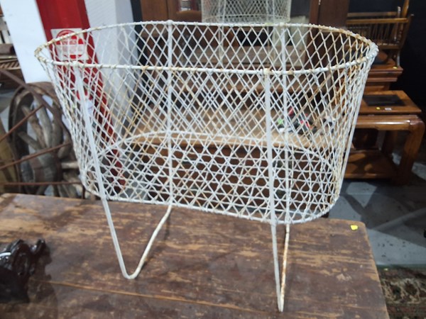 Lot 189 - PLANTER STAND