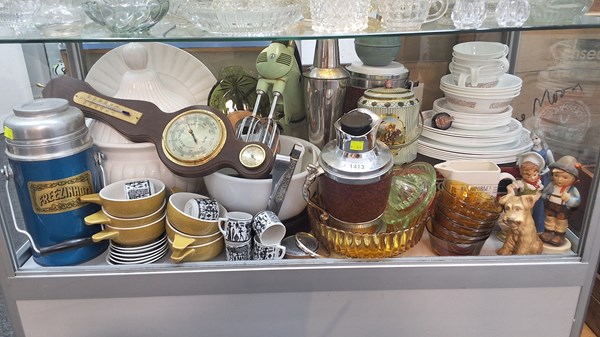 Lot 1413 - VINTAGE HOMEWARES