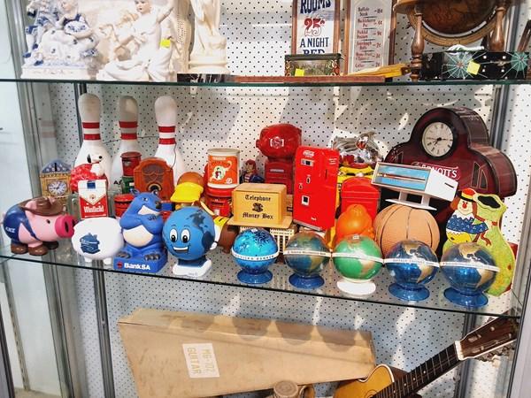 Lot 1228 - RADIOS & MONEY BOXES