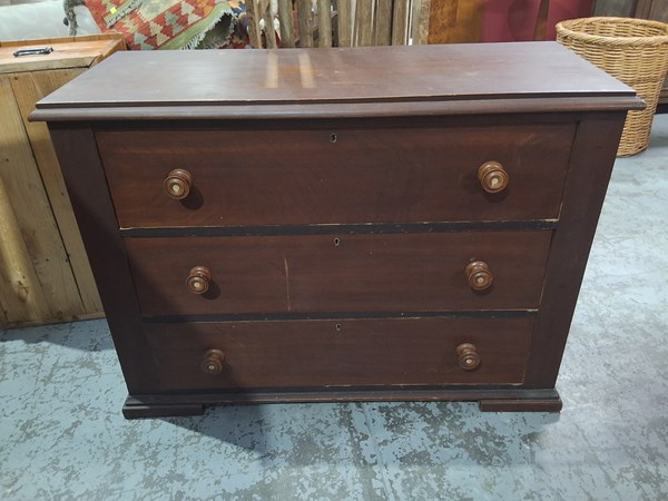 Lot 125 - CHEST OF DRAWERS