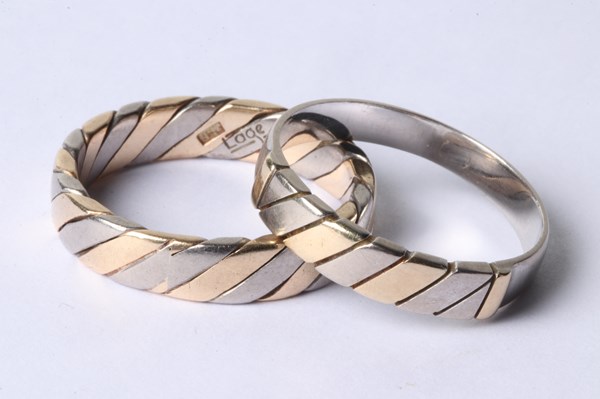 Lot 1004 - GOLD RINGS