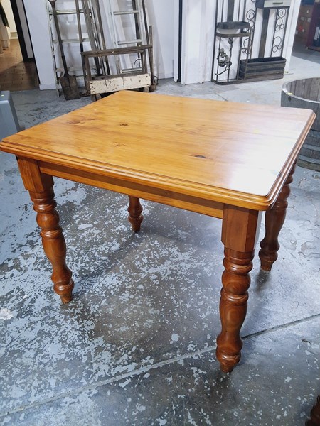 Lot 149 - TABLE