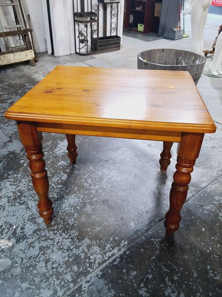 Lot 149 - TABLE