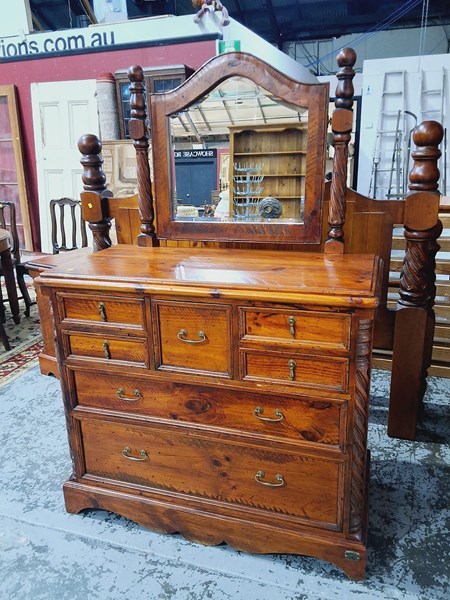 Lot 34 - DRESSING TABLE