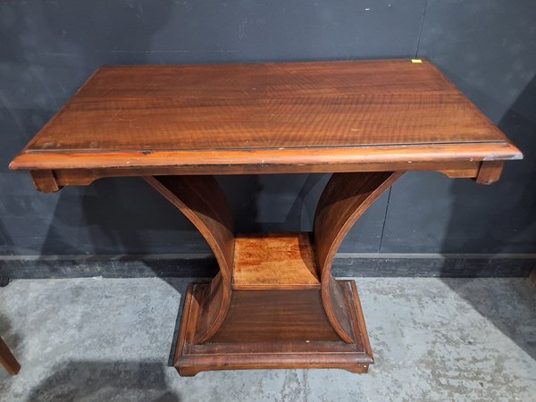 Lot 3 - OCCASIONAL TABLE