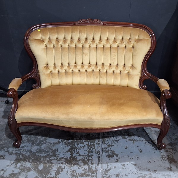 Lot 122 - SETTEE