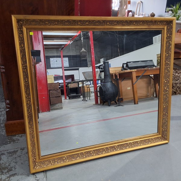 Lot 23 - WALL MIRROR