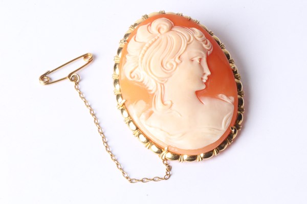 Lot 1020 - GOLD CAMEO