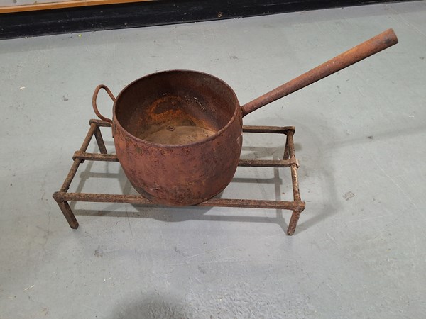 Lot 213 - FIRE GRATE & POT