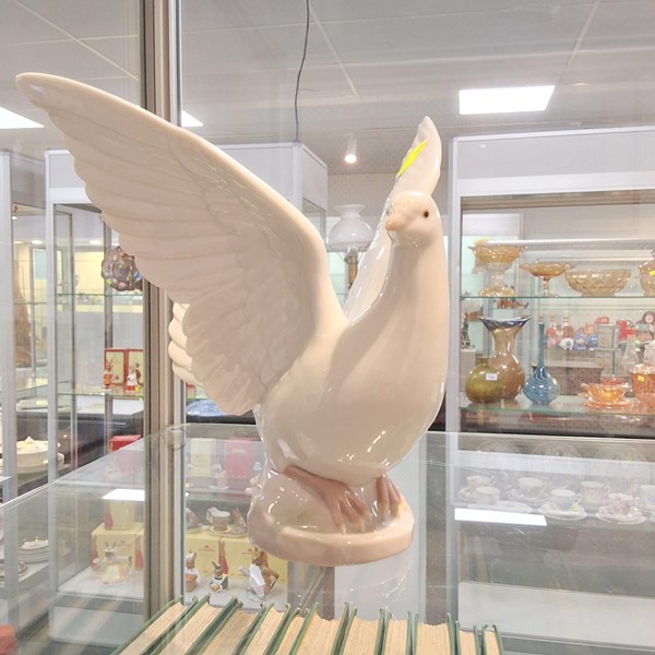 Lot 1115 - LLADRO DOVE