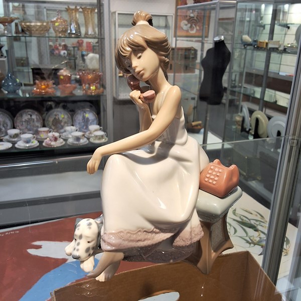 Lot 1117 - LLADRO CHIT CHAT FIGURE