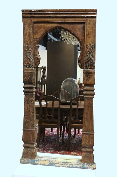 Lot 93 - DECORATIVE MIRROR