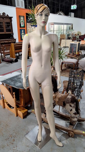 Lot 277 - MANNEQUIN