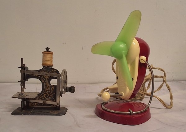 Lot 1183 - FAN AND MINIATURE SEWING MACHINE