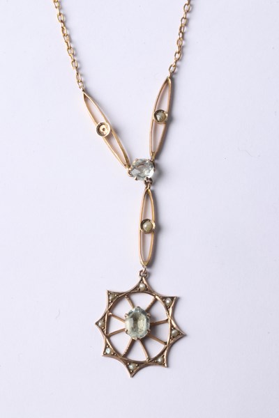 Lot 1005 - GOLD NECKLACE