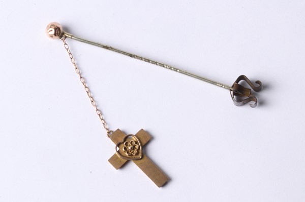 Lot 1004 - GOLD STICK PIN