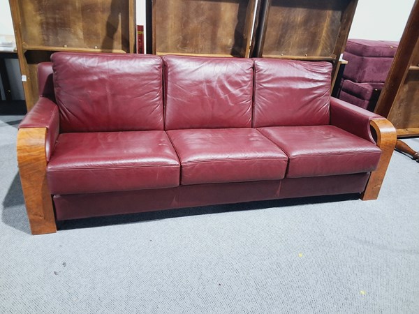 Lot 184 - LEATHER LOUNGE