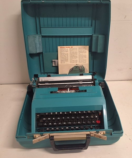 Lot 1322 - OLIVETTI TYPEWRITER