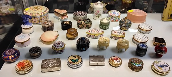 Lot 1324 - ASSORTED PILLBOXES