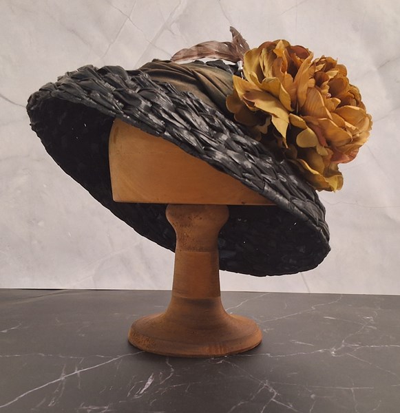 Lot 1231 - VINTAGE HAT BLOCK & HAT