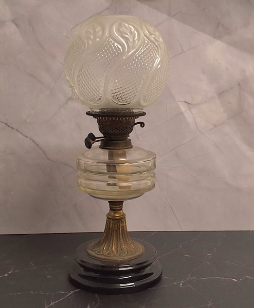 Lot 1097 - KEROSENE LAMP