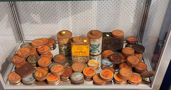 Lot 1211 - VINTAGE TINS