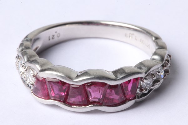 Lot 1013 - RUBY & DIAMOND PLATINUM RING