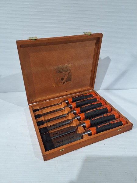 Lot 1343 - CHISEL SET