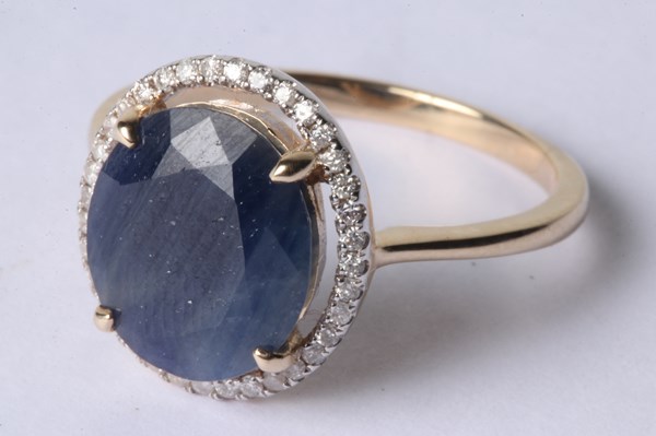 Lot 1011 - SAPPHIRE & DIAMOND GOLD RING