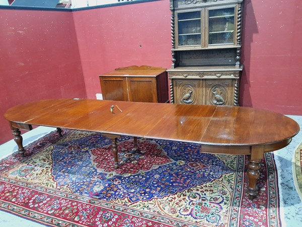 Lot 19 - EXTENSION DINING TABLE