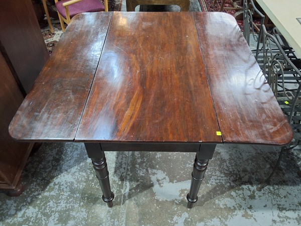 Lot 86 - PEMBROKE TABLE