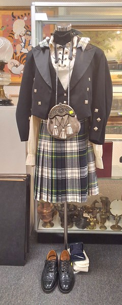 Lot 1147 - HIGHLAND DRESS