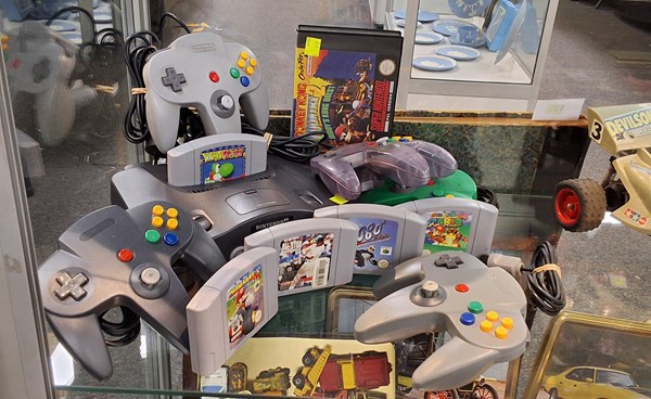 Lot 1335 - NINTENDO 64