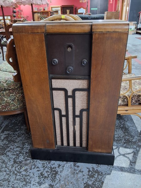 Lot 153 - CONSOLE RADIO