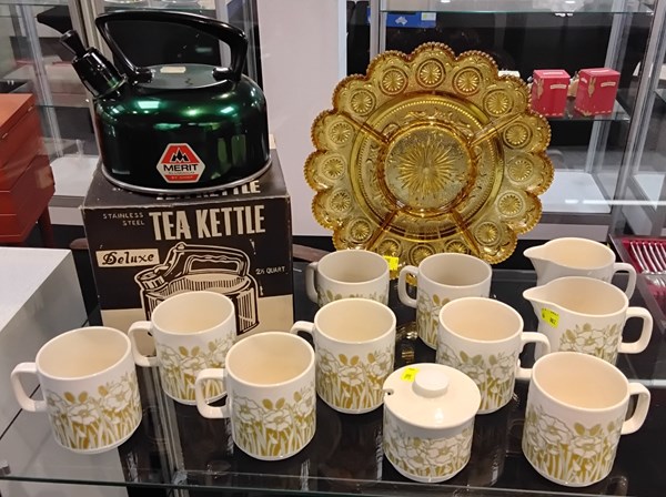 Lot 1288 - RETRO TEATIME