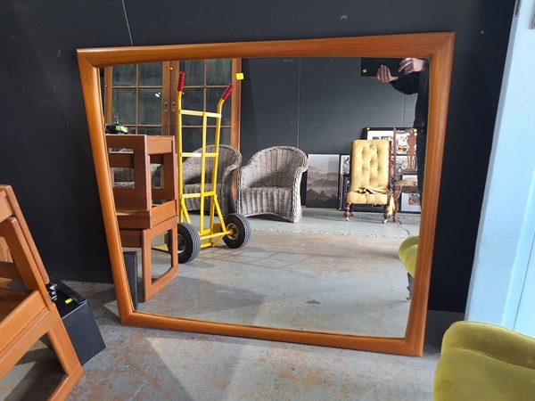 Lot 202 - WALL MIRROR