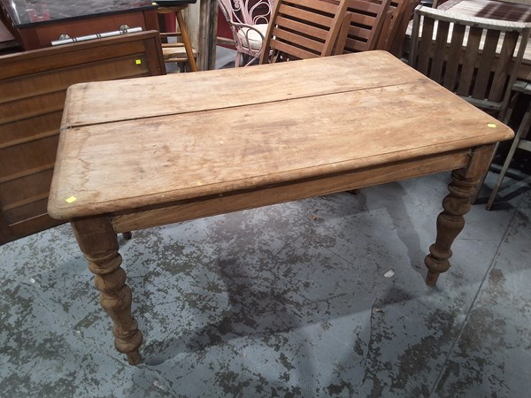 Lot 109 - KITCHEN TABLE