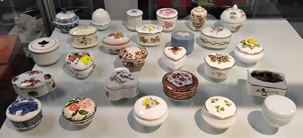 Lot 1280 - A COLLECTION OF PORCELAIN BOXES