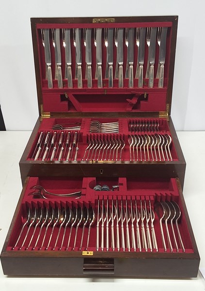 Lot 1305 - CANTEEN OF CUTLERY